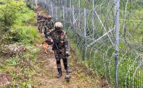 Pak intruder apprehended along IB in Jammu