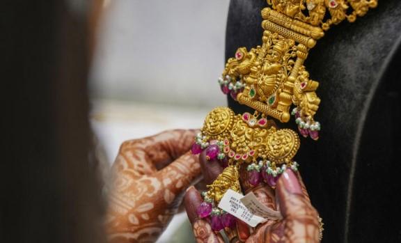 Gold silver futures hit fresh peaks on Fed cut bets weak dollar