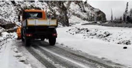 Mughal road temporarily closed after Overnight Rain, Snowfall at Pir Gali
