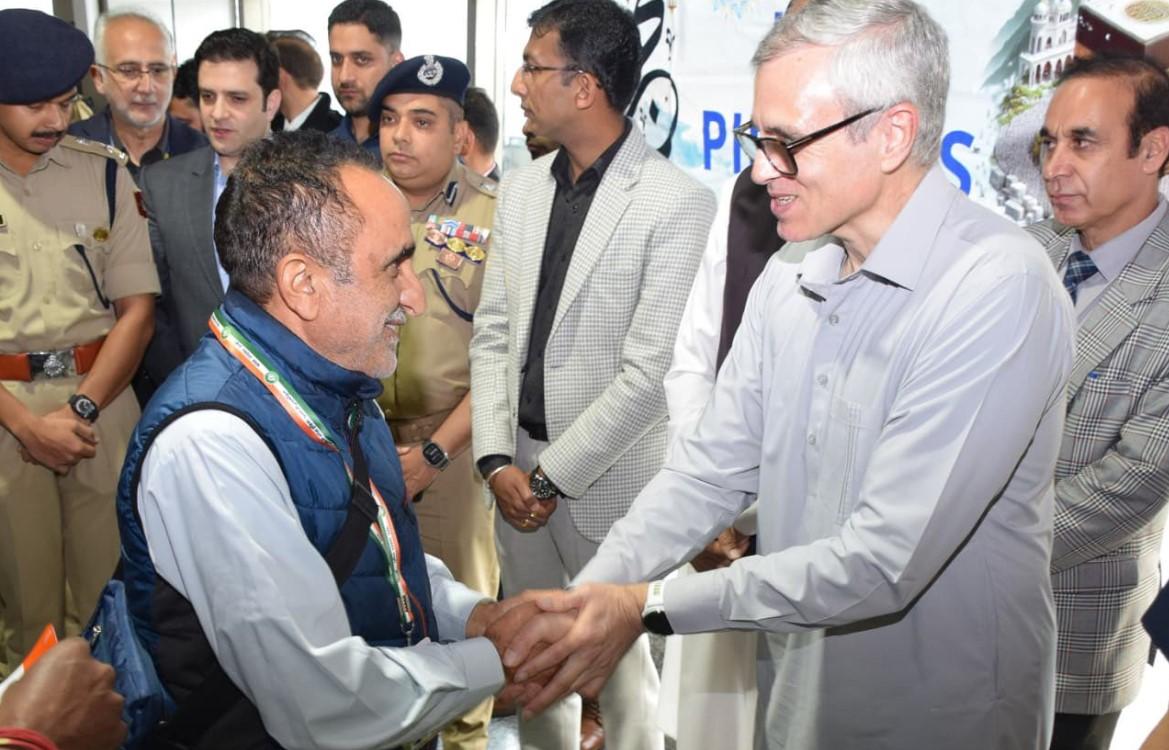 First batch of 431 Haj pilgrims leaves from J&K; CM sees them off at airport