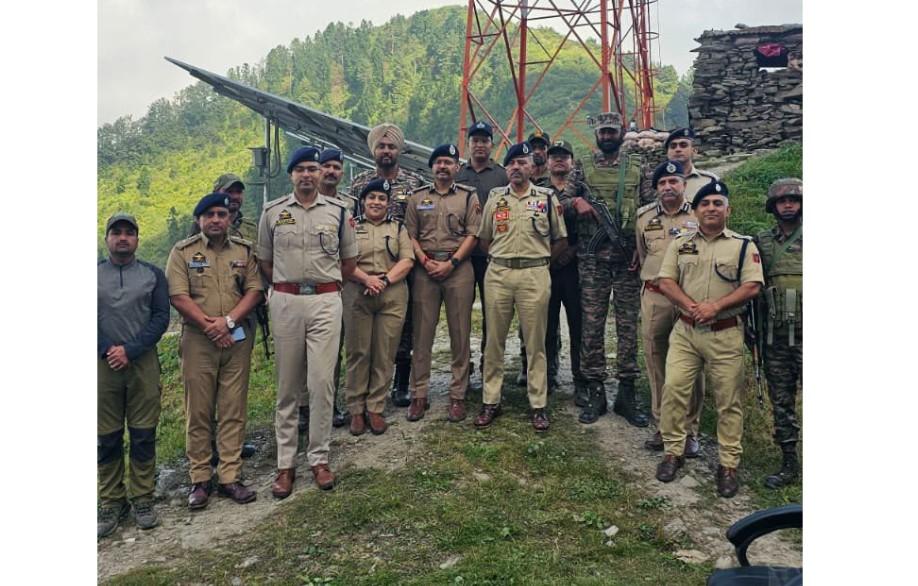 DGP Nalin Prabhat Visits Joint Security Post at Doda-Kathua-Udhampur Trijunction