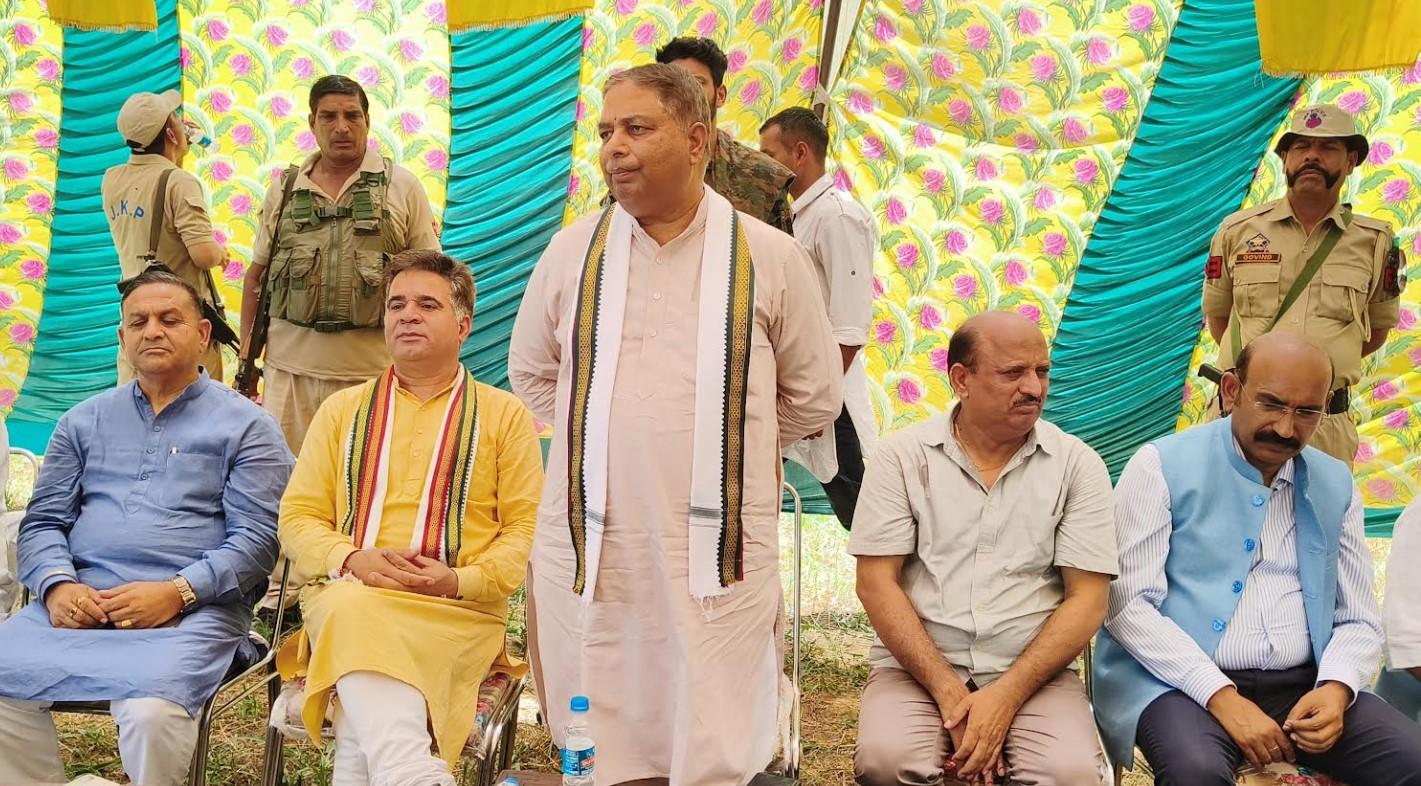 BJP leadership led by Sat Sharma visits shelling-affected areas in Nowshera, assures full support and development