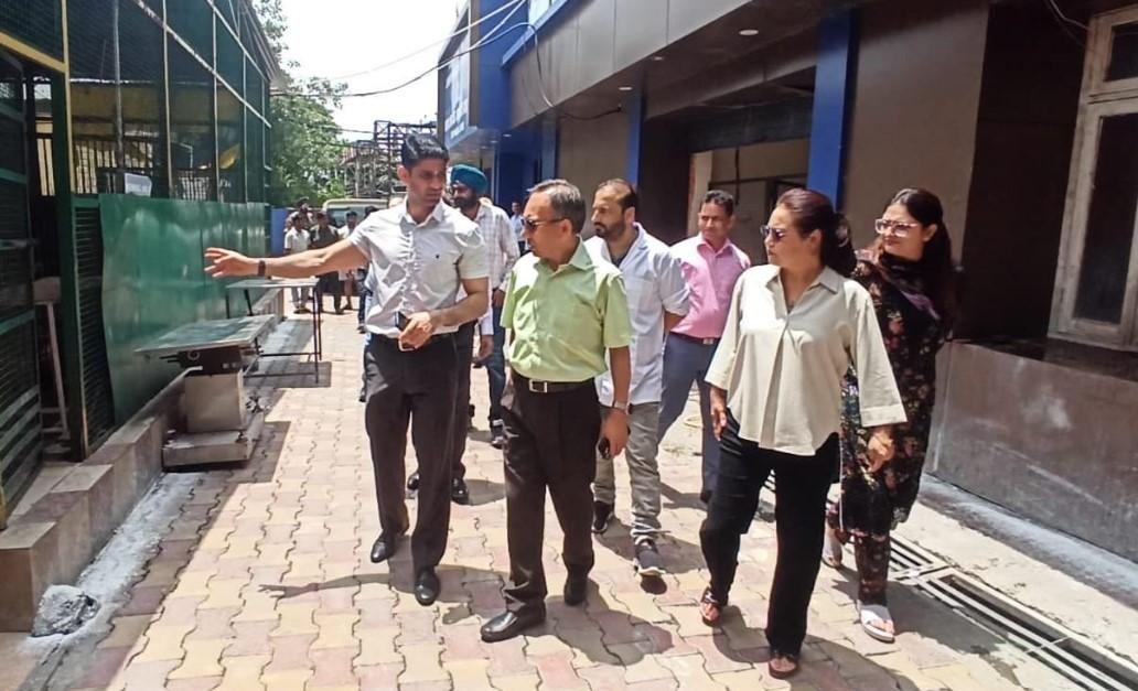 Former Chief Justice of J&K HC visits Municipal Animal Care Centre