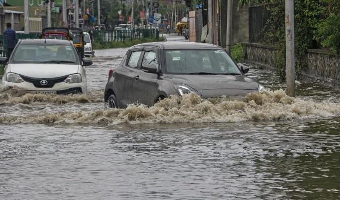MeT predicts moderate showers in Kashmir, heavy rains in Jammu till Aug 15