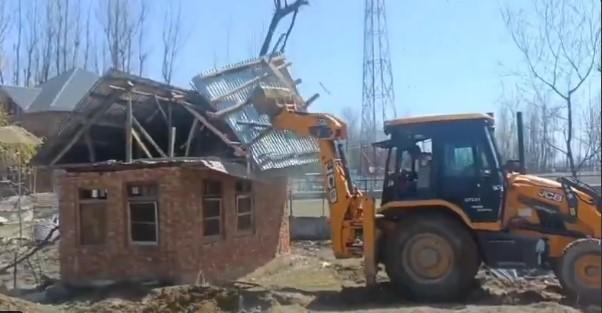 Anantnag Police Demolish Illegal Structure Linked to Pak-Based LeT Handler