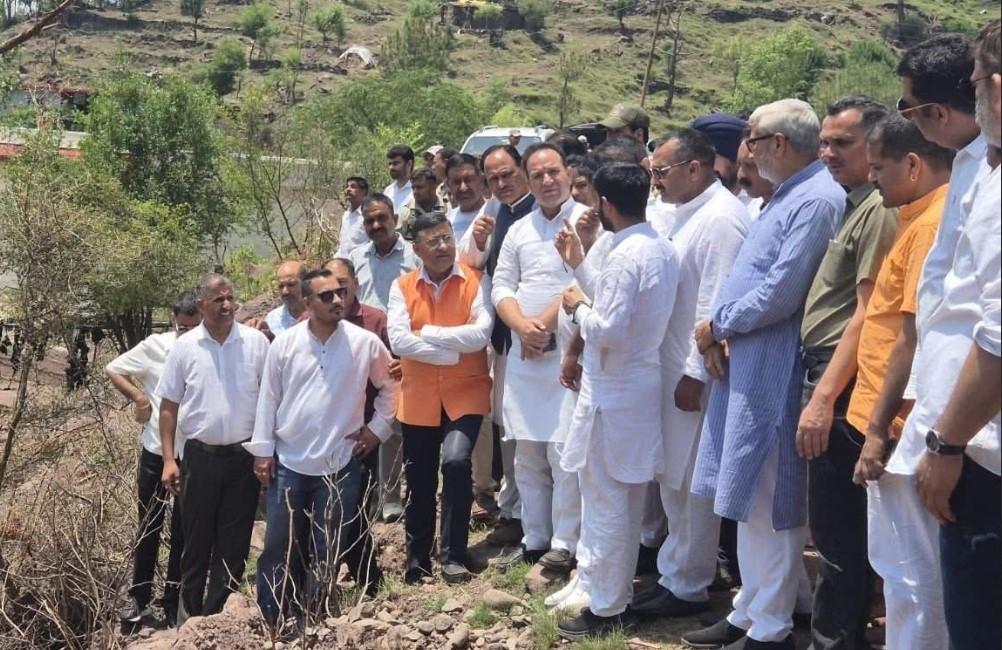 BJP leadership led by Sunil Sharma visits heavy shelling affected area in Rajouri