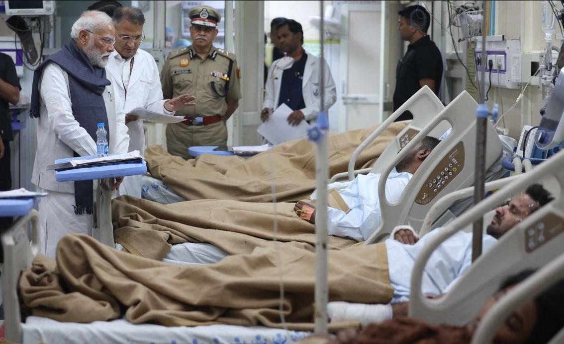 Delhi Red Fort blast: PM Modi meets injured at LNJP Hospital after returning from Bhutan