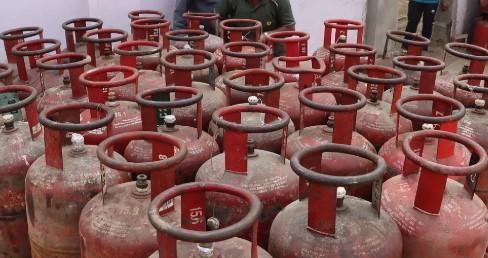 No LPG Crisis in Kashmir, Situation Under Control: Hoteliers