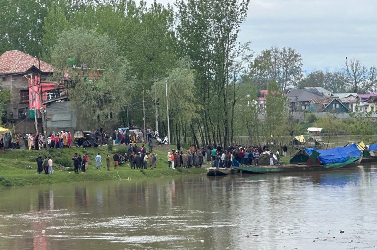 Srinagar boat capsize tragedy: Another boy's body found, death toll mounts to 8