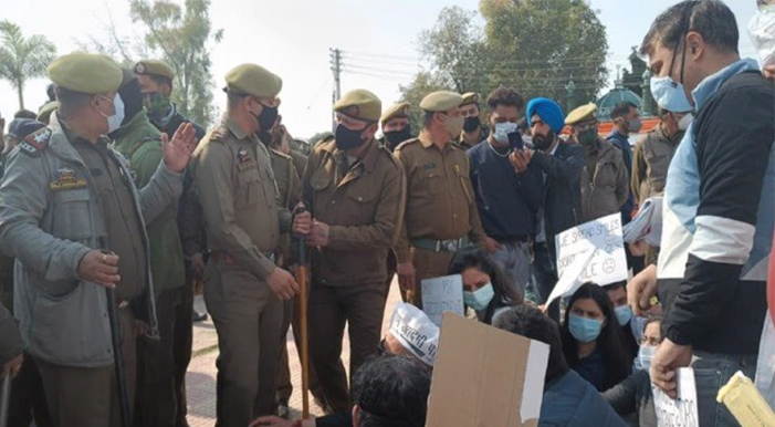 Police detain 35 dental surgeons protesting for jobs in Jammu