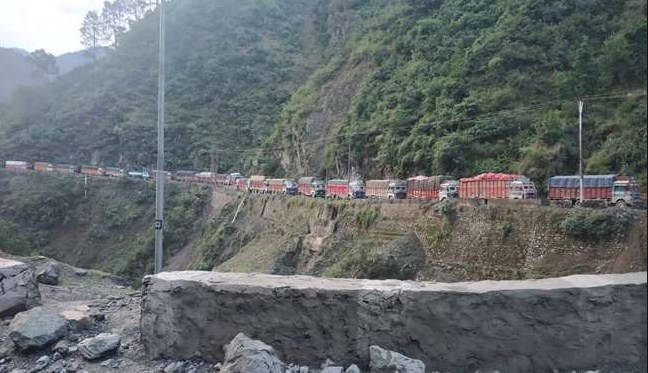 Srinagar-Jammu highway remains shut for 2nd day