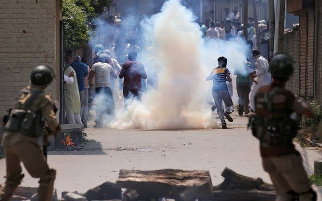 One killed, 200 injured, 3 recieved gun shots as clashes rock South Kashmir during CASO