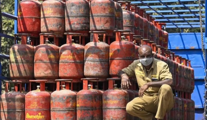  LPG price cut: 19-kg LPG cylinder price cut by Rs 83.50. Details here