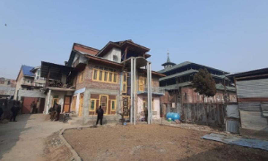 J-K: Police conduct searches at locations linked to banned Tehreek-e-Hurriyat in Sopore