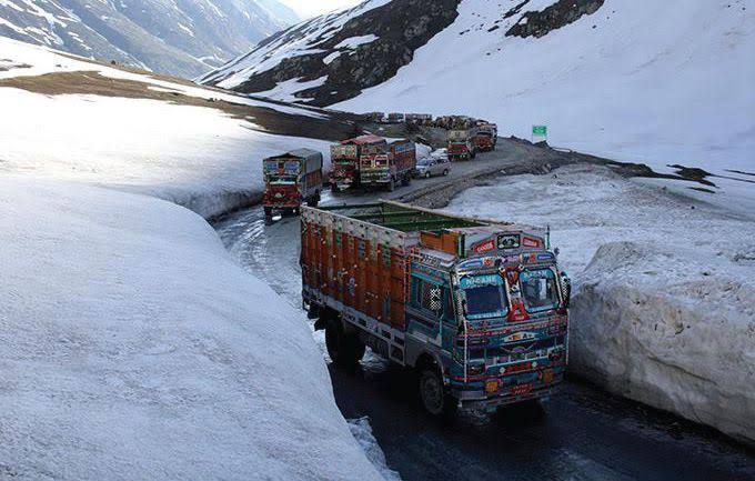 Massive traffic jam on Srinagar-Leh Highway near Zojila pass 