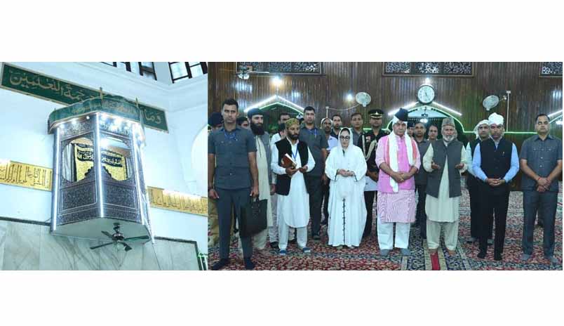 Lt Governor pays obeisance at the holy Hazratbal Shrine