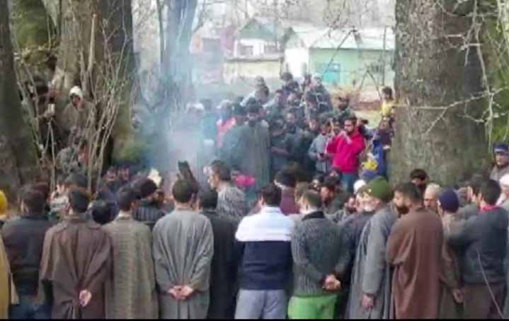 J&K: Hundreds turn out for last rites of slain Kashmiri Pandit in Pulwama