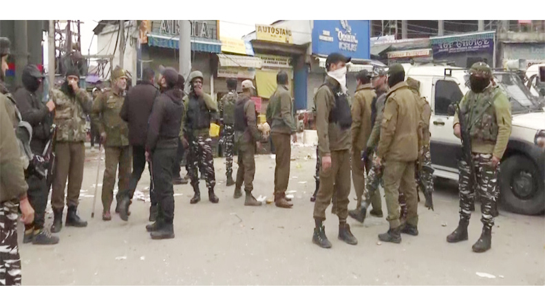 One civilian dead, 21 including cop injured in Grenada attack at Amira kadal Srinagar