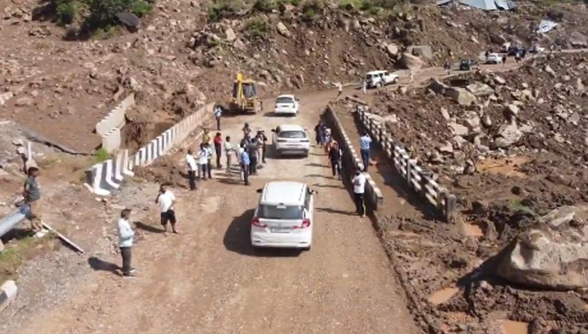 One-way traffic allowed for LMVs on Jammu-Srinagar NW, Mughal Road open