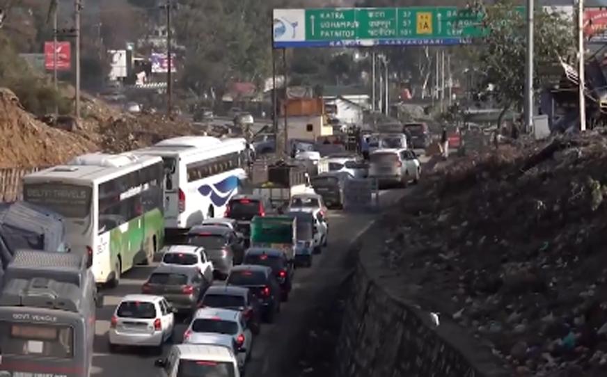 Jmu Sgr NH-44 Reopens; LMVs released from Qazigund-Navyug tunnel towards Jammu