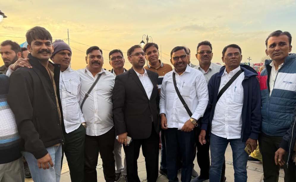 Satish Sharma interacts with tourists in Srinagar; reviews facilities at Mughal Gardens