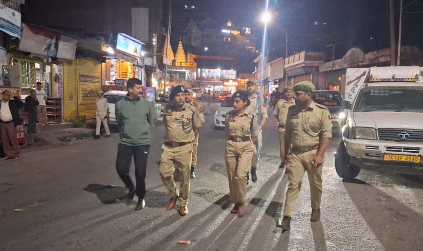 DIG Udhampur-Reasi Range Reviews Security Arrangements at Kud, Interacts with Tourists and Traders