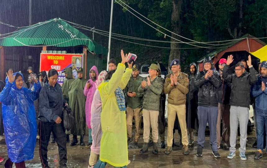 First Batch Of Pilgrims Departs From Baltal And Pahalgam Base Camps Amid Tight Security