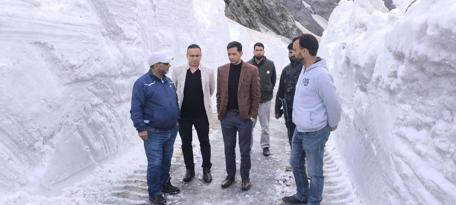 DC Shopian visits Mughal Road; inspects ongoing snow clearance operations