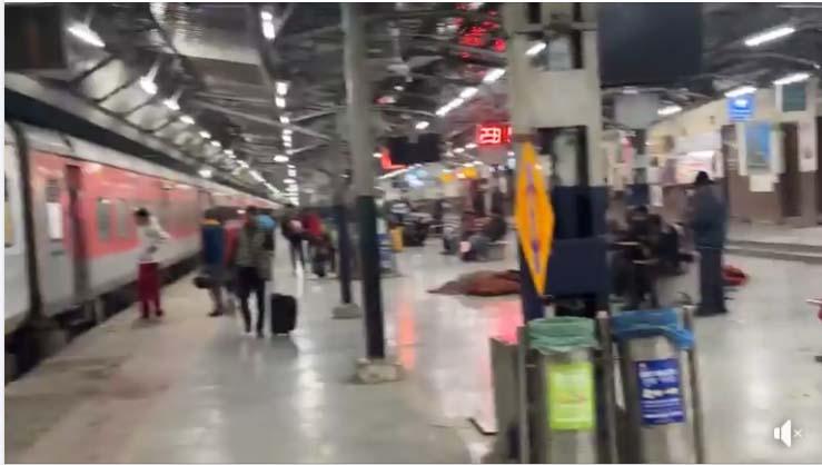 Delhi Bl@st k badd Railway Station New Delhi मे कैसा हैं माहौल #live