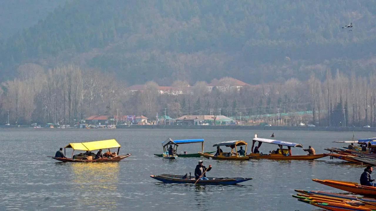 Tourism deptt issues fresh ‘safety guidelines’ for Shikara operators in Dal Lake