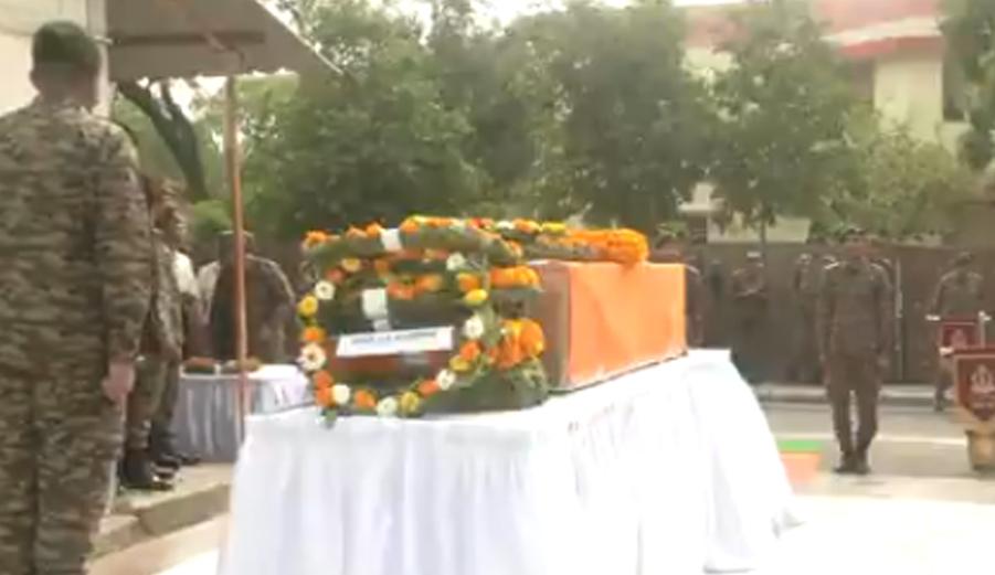 J-K: Wreath laying ceremony and gun salute held in honour of Sepoy Gaykar Sandip Pandurang killed in Kishtwar encounter