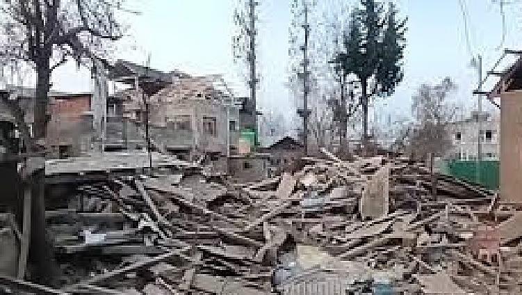 JK: Pulwama house of Dr Umar Nabi involved in Delhi blast demolished