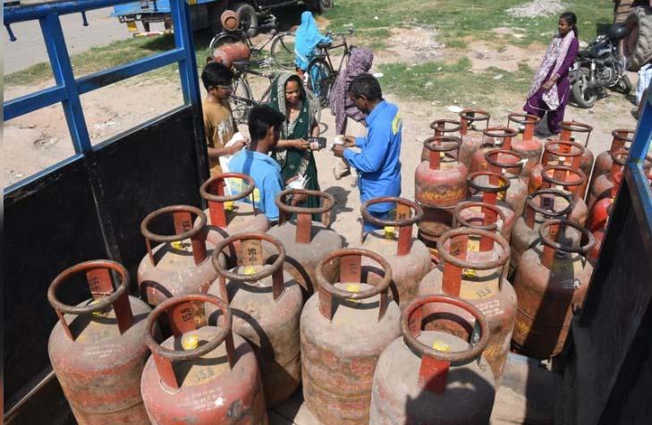 West Asia crisis: Migrant workers, restaurants, dhabas to get extra 20% commercial LPG from Monday