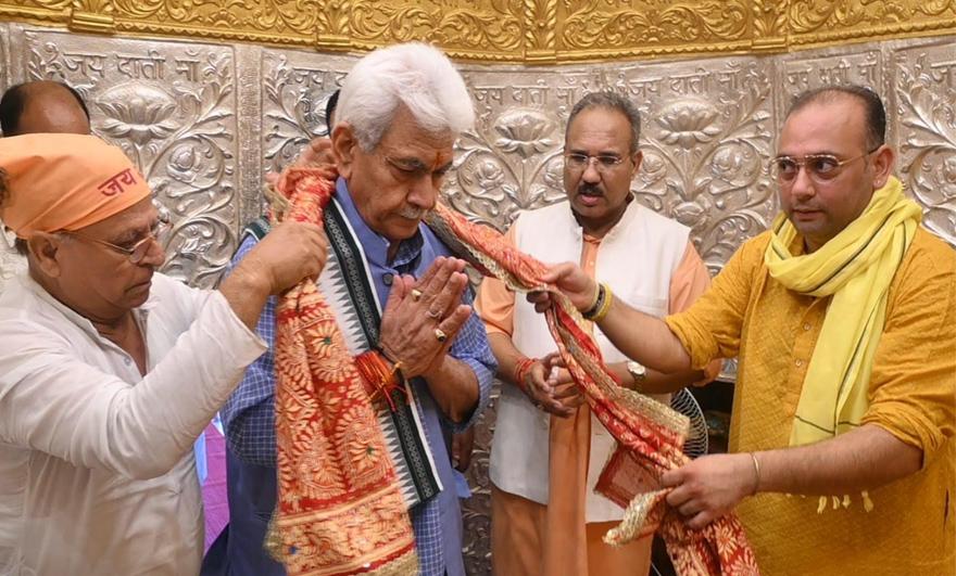 Lieutenant Governor pays obeisance at Daati Maa Dev Sthan in border village of Changiya, Arnia Jammu