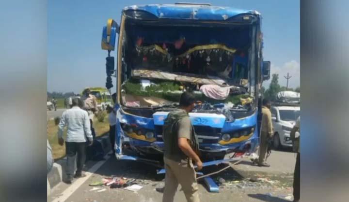 Over 10 Amarnath pilgrims injured after 3 Yatra vehicles collide in Kulgam