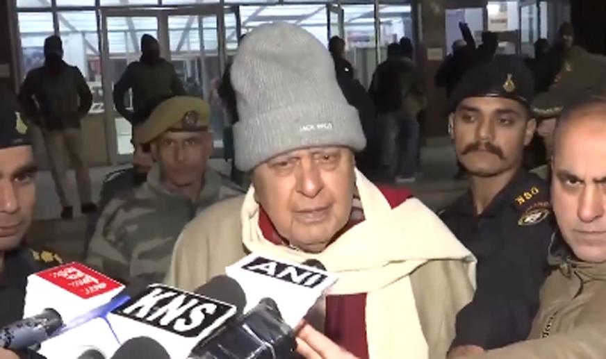 Farooq Abdullah travels to Srinagar in Vande Bharat train from Katra
