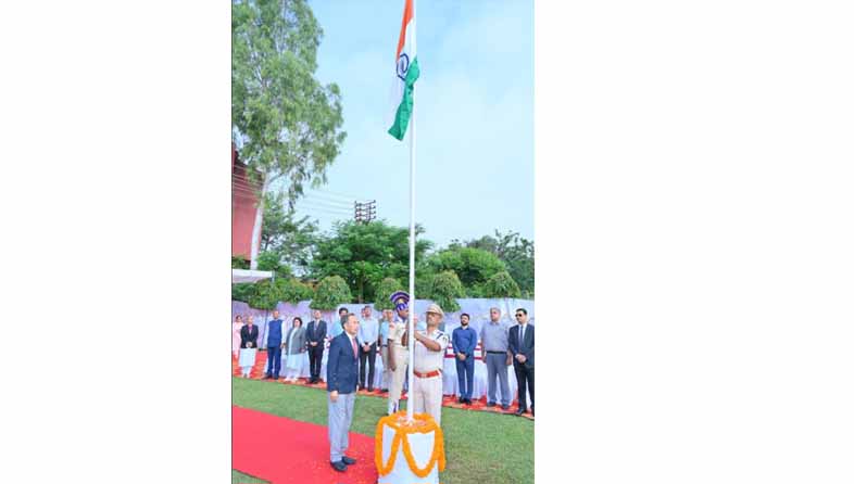 Justice Tashi Rabstan hoists National Flag at Jammu wing of HC