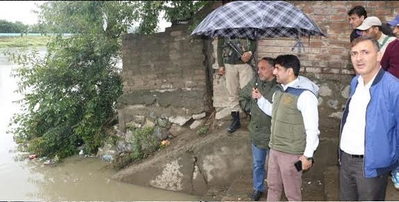 DC Srinagar conducts whirlwind tour of City areas; assesses situation due to incessant rainfall