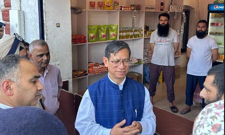 Chief Justice visits Central Jail Srinagar, assesses quality of legal aid services for prisoners