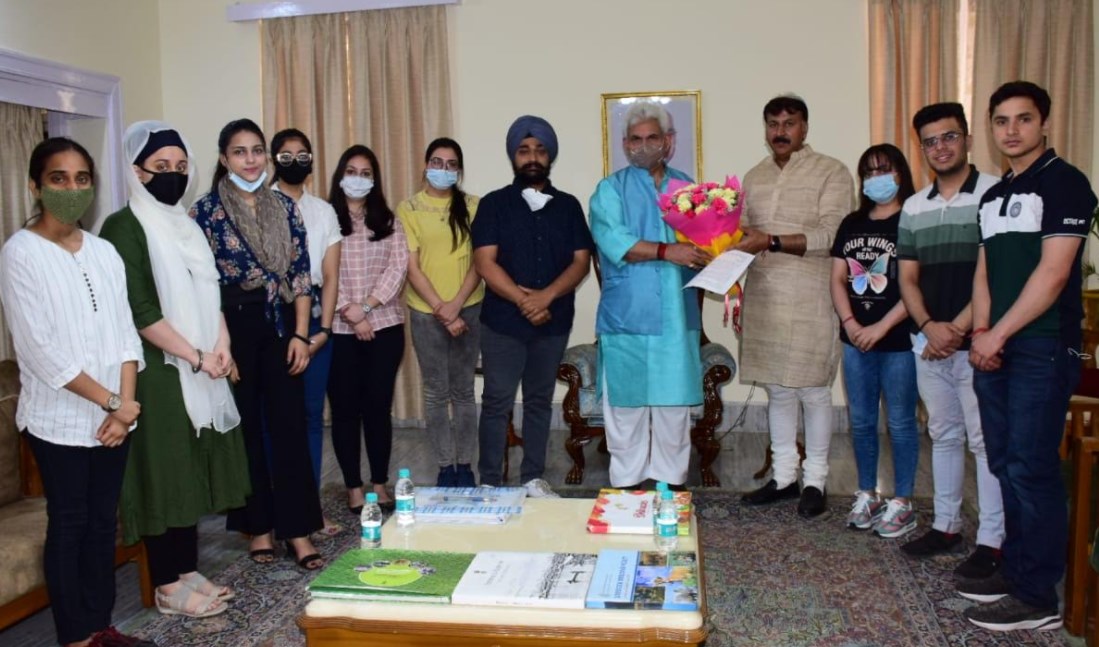 Lt Governor meets Ukraine returned MBBS students of J&K