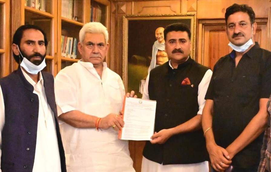 Jugal Kishore MP held door to door Jansampark campaign at Karwanda,met with beneficiaries