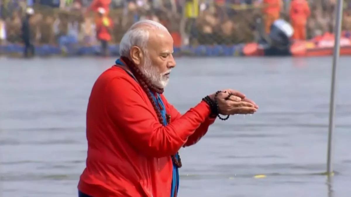 Mahakumbh 2025: PM मोदी ने पवित्र त्रिवेणी संगम में लगाई डुबकी