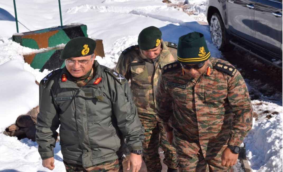 J&K: GoC visits forward areas in Poonch, reviews operational preparedness