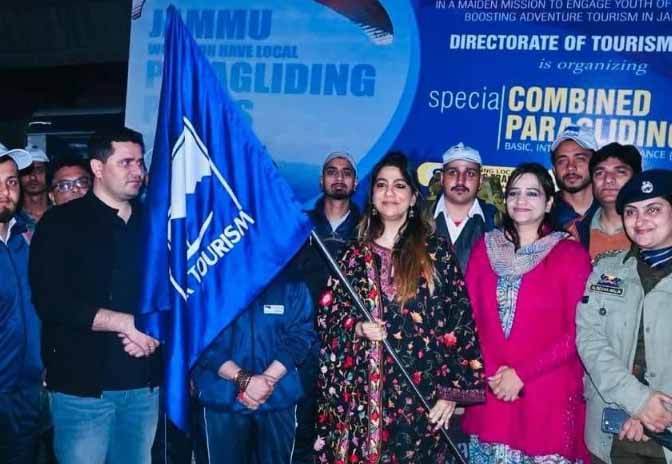 Yasha Mudgal flags off 25 member  group from Jammu for 17 day Special Combined Paragliding Course